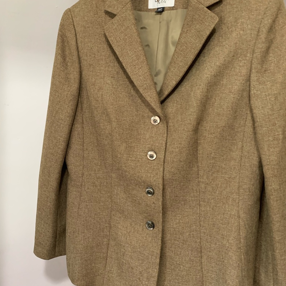 LeSuit women lined suit. Blazer with skirt